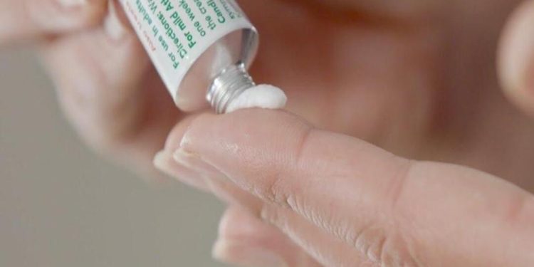 Bệnh hắc lào có thể điều trị dễ dàng bằng thuốc trị hắc lào bôi 