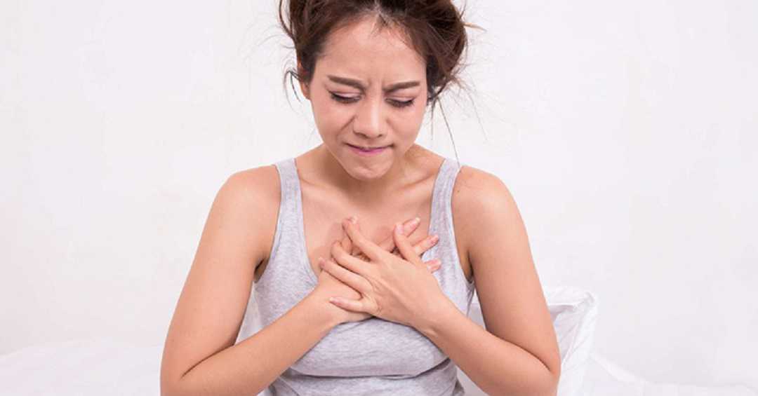 Người bị trào ngược dạ dày có thể bị đau tức ngực thượng vị, buồn nôn và nôn